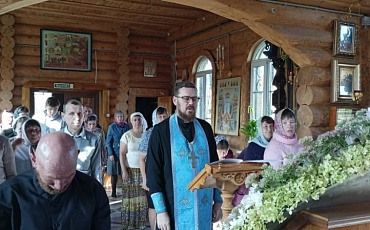 Помощник благочинного по социальному служению иерей Дмитрий Вилков в храме рабочего поселка Вача совершил молебен о воинах.