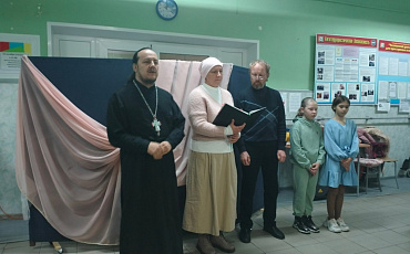 В декаду пожилых людей члены клуба Молодой семьи Чкаловского благочиния пришли в Дом Престарелых и Инвалидов, чтобы поздравить их с праздником.