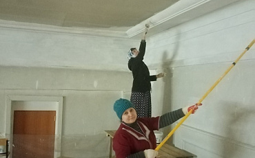 Добровольцы помогают с ремонтом храма