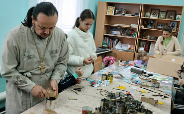  Клуб "Молодой семьи" вместе с православными витязями и клубом"Славянка"прихода великомученицы Анастасии Узорешительницы своими руками делали солдатские окопные свечи.