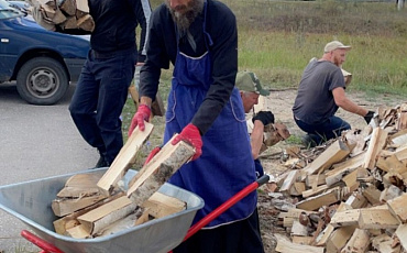 Волонтеры Вознесенского благочиния потрудились на Архиерейском подворье