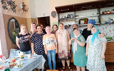  Дети с инвалидностью со своими родителями пришли на помощь на прополку цветочных клумб