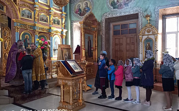 Дети из "Пеликана" в Успенском храме в Шиморском