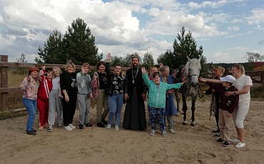 Дети с инвалидностью Вознесенского благочиния и их родители посетили конный двор в селе Илев